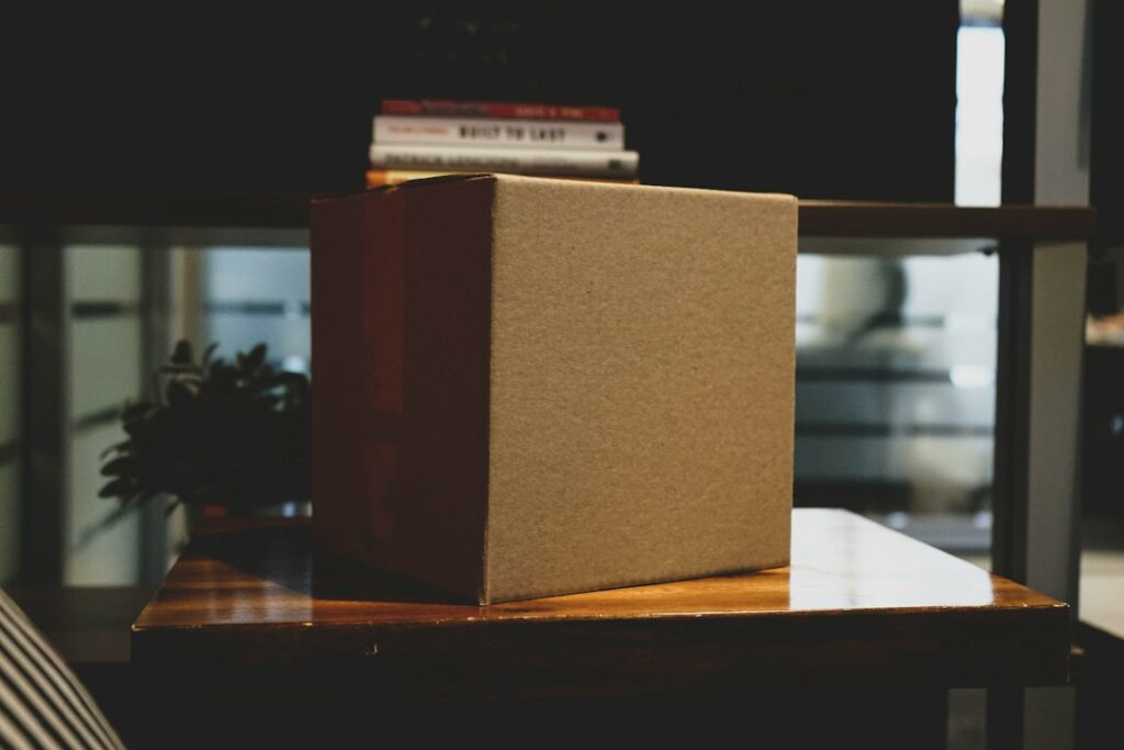 Present till tonåring med presentbox på skrivbord